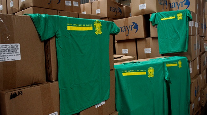 Entregas de uniformes em escolas da Rede Estadual começam com um mês de antecedência