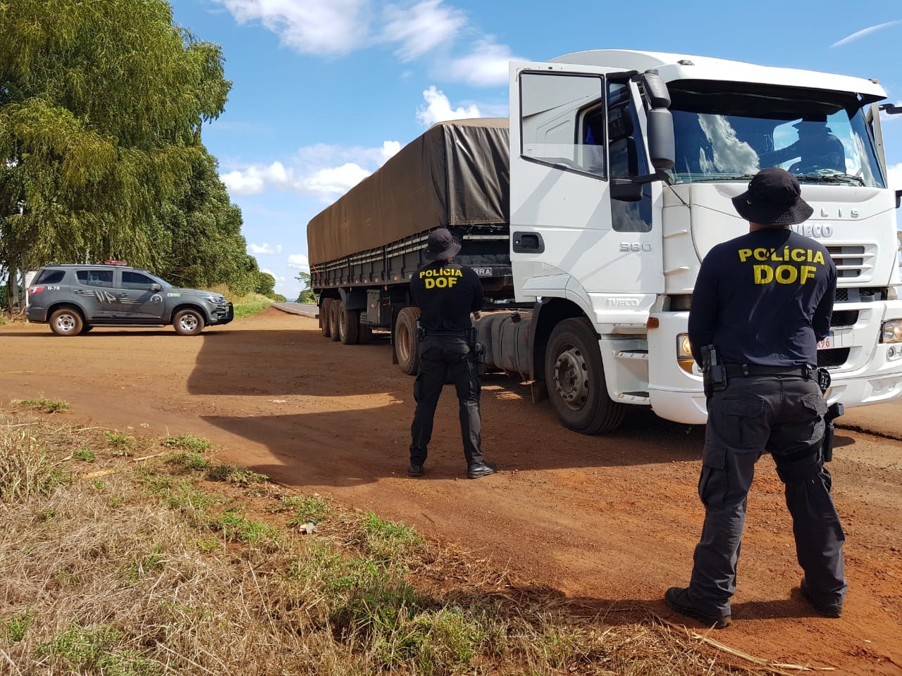 DOF apreende quase uma tonelada de maconha em fundo falso de caminhão