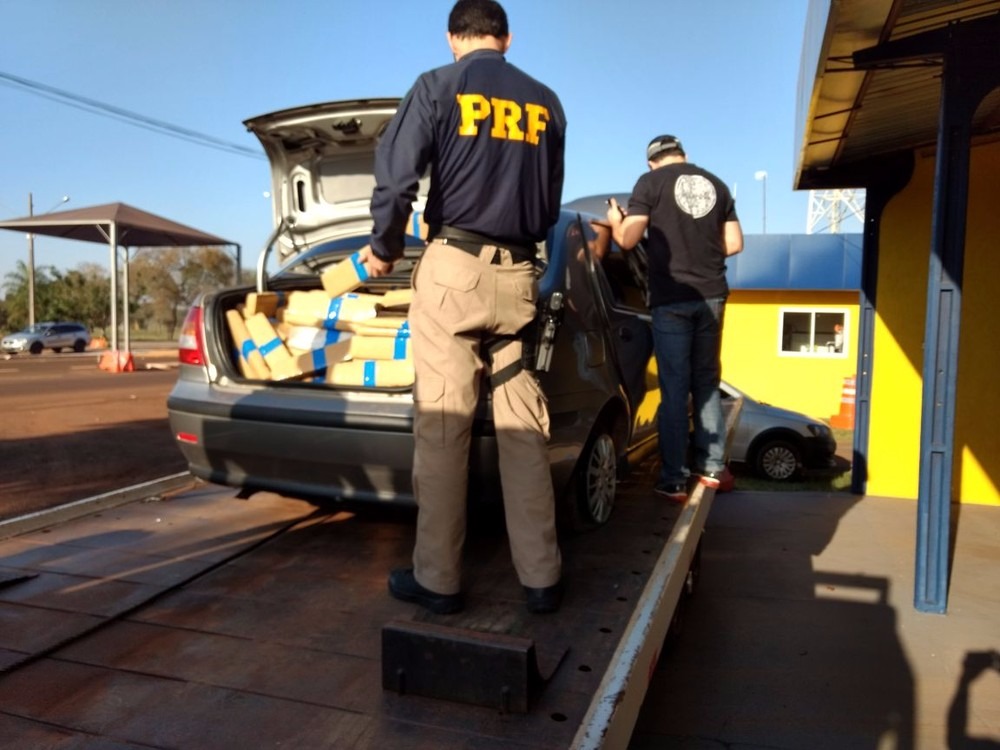 Carro apreendido com 860 kg de maconha, em Jardim, MS (Foto: Divulgação/PRF)