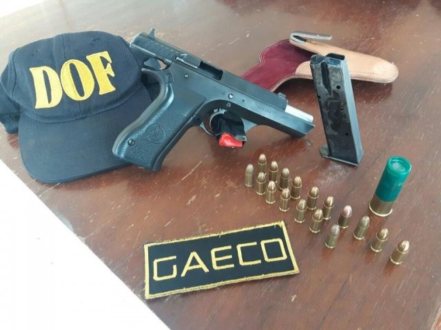 Pistola e munições apreendidas durante operação (Foto: Gaeco/Divulgação)