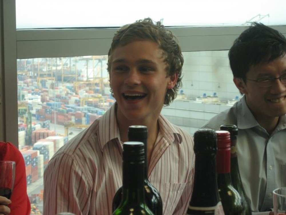 O australiano Sam Ballard, ao centro, morreu após comer lesma em brincadeira — Foto: Reprodução/Facebook