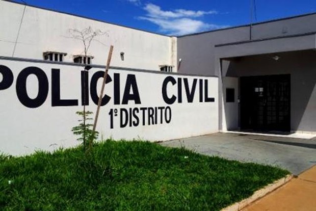 Bandidos roubam carro de proprietária de conveniência após se passarem por clientes Bandidos roubam carro de proprietária de conveniência após se passarem por clientes