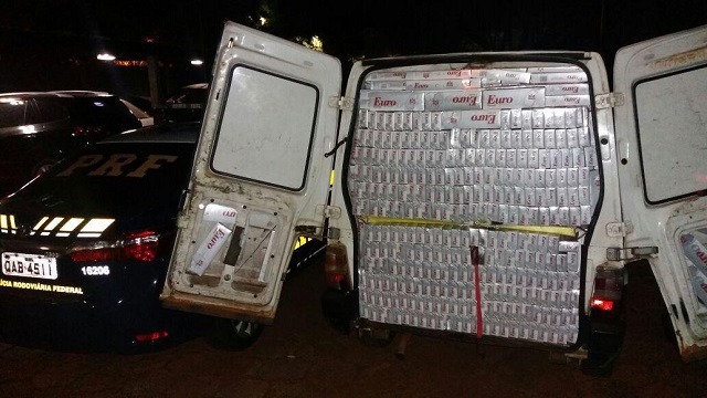 PRF apreende 30 mil maços de cigarros com destino a Goiânia