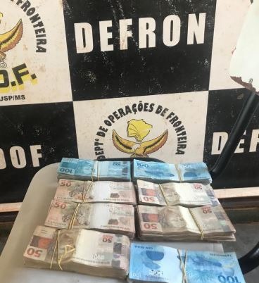 Homem é detido com quase R$ 50 mil escondido em bolsa de viagem Divulgação