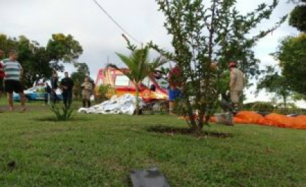 Empresário morre após cair com paramotor em chácara na fronteira O paraquedas não abriu a tempo após a falha do equipamento. (Foto: A Gazeta News)