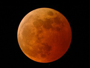 Super Lua sangrenta pode ser observada na noite deste domingo LUA SANGRENTA - Este é o nome dado ao eclipse lunar que dá uma coloração vermelha à Lua. O eclipse lunar acontece quando a Terra se posiciona exatamente entre o Sol e a Lua, bloqueando os raios solares. Quando o nosso planeta projeta apenas uma sombra na Lua, ela fica avermelhada por ser atingida pela passagem da luz solar através da atmosfera da terra, o que resulta na 'Lua de Sangue' Reprodução