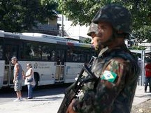 Forças Armadas participam de operação em favelas do Rio