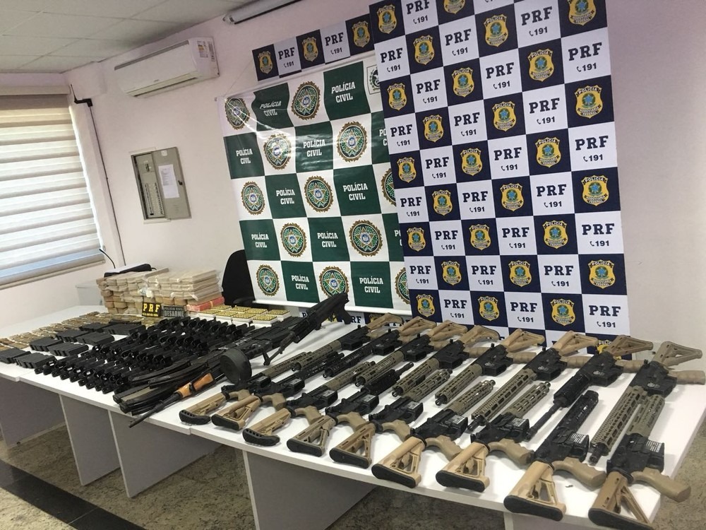 Polícia apreende 19 fuzis e 41 pistolas na via dutra