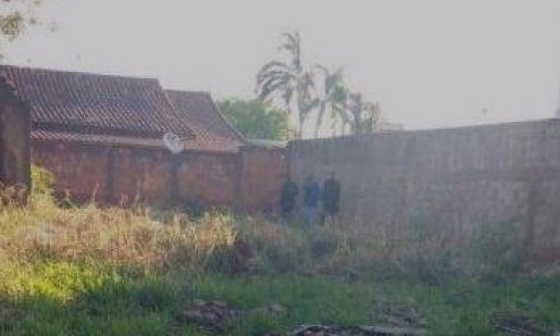 Corpo de homem é encontrado entre colchões em terreno baldio