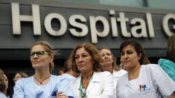 Enfermeira contraiu ebola na Espanha 'apesar de roupa protetora' Depois que enfermeira foi contaminada, profissionais de sáude da Espanha protestaram