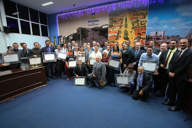 Câmara de Dourados realiza sessão solene de entrega de honrarias Câmara de Dourados realiza sessão solene de entrega de honrarias