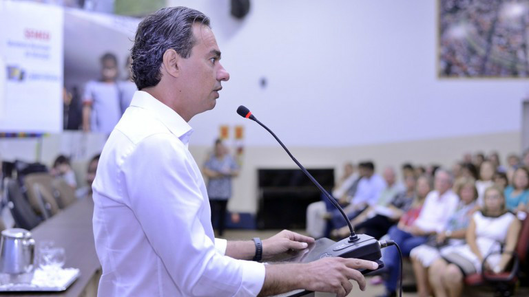 Prefeito abre seminário para nortear filosofia de trabalho na educação