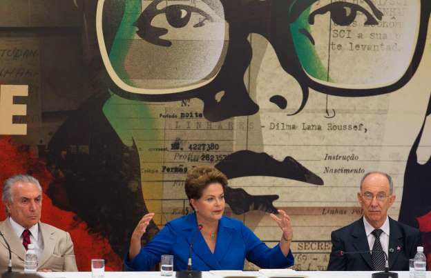 MPF dá prazo de 30 dias para Dilma explicar eventual uso dos Correios © Foto: Ed Ferreira/Estadão Conteúdo Pedido de apuração se baseou em reportagens do 'Estado' que revelaram uma 'exceção' aberta pelos Correios para entregar 4,8 milhões de panfletos da candidata…