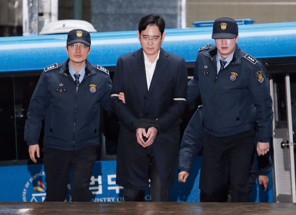 Herdeiro da Samsung é condenado a 5 anos de prisão na Coreia do Sul Em imagem de arquivo de 22 de fevereiro, presidente do Grupo Samsung, Lee Jae-yong, chega a escritório do conselho independente em Seul, na Coreia do Sul (Foto: Ahn Young-joon / AP Photo)