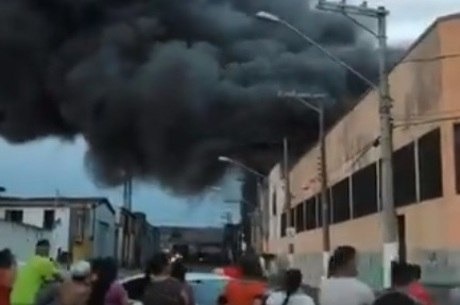 Fumaça preta foi registrado da via Dutra, zona norte de SP. Reprodução/Facebook