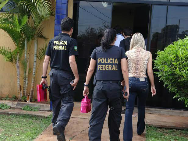No total, dez pessoas foram presas na ação desencadeada pela Polícia Federal - Fotos: Osvaldo Duarte
