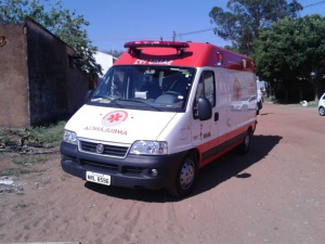 Ambulância do Samu transporta mulher ferida a facadas. (Foto: Marcelo Calazans)