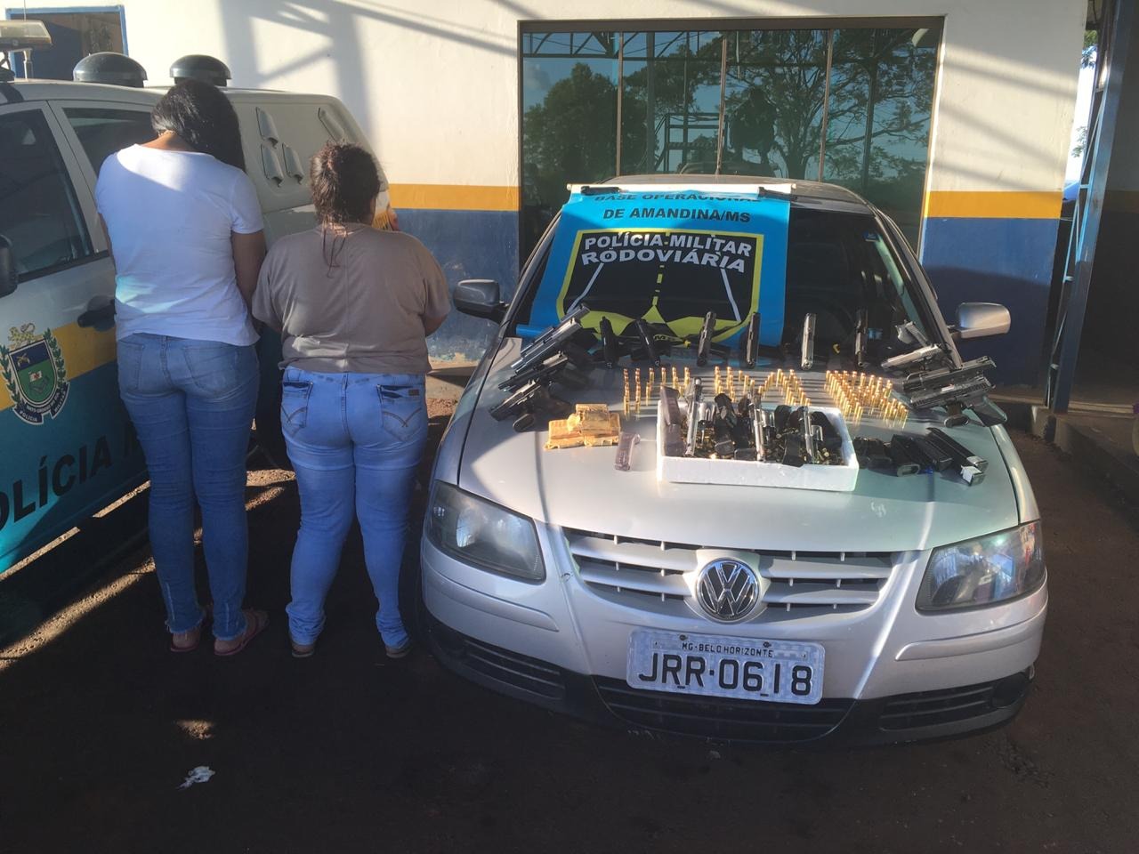 Duas mulheres são presas com arsenal escondido no tanque de combustível de carro