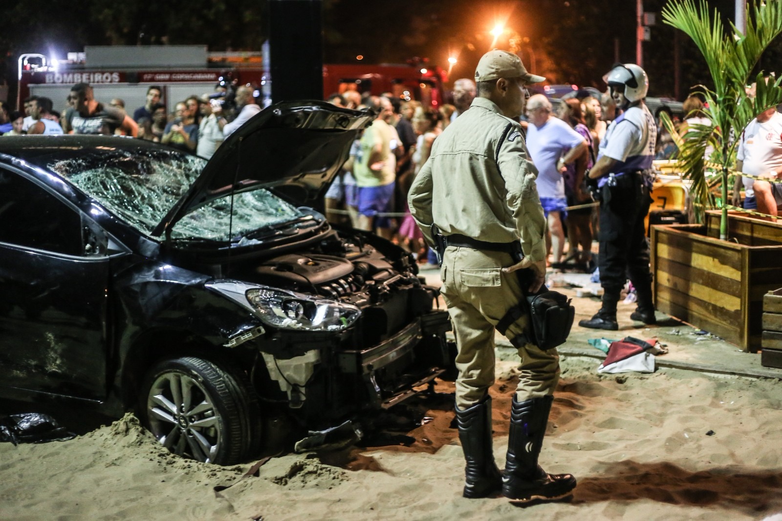 Motorista invadiu calçadão e atropelou pelo menos 15 pessoas na Praia de Copacabana, no Rio (Foto: Ian Cheibub/AGIF/Estadão Conteúdo)