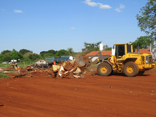 Máquinas já retiram os barracos do local - Fotos: Rodrigo Bossolani