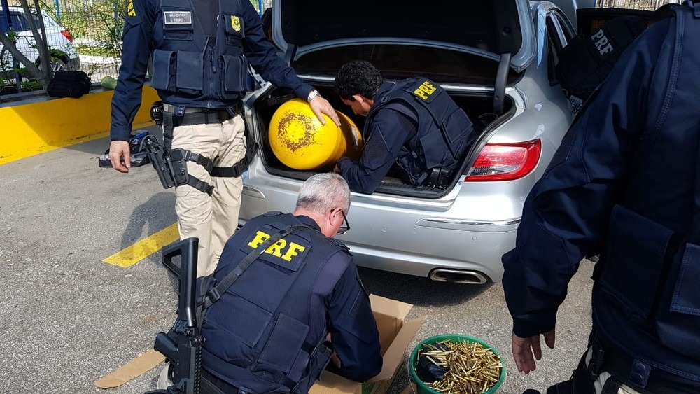 Ação da PRF em Seropédica, em agosto, prendeu duas pessoas e reteve 7.600 projéteis — Divulgação/PRF