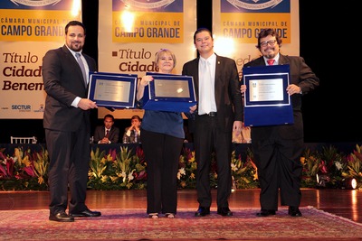 Vereador entrega título de cidadão Campo-Grandense