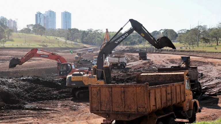 Prefeitura mobiliza força-tarefa para terminar desassoreamento de lagos ainda em agosto