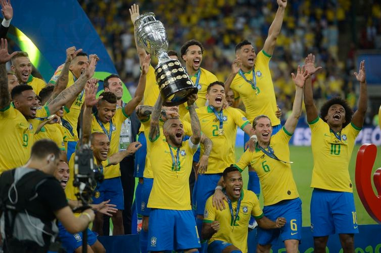 Mesmo com conquista da América, seleção encerra 2019 sob desconfiança Jogadores da seleção celebram conquista da Copa América - Fernando Frazão/Agência Brasil