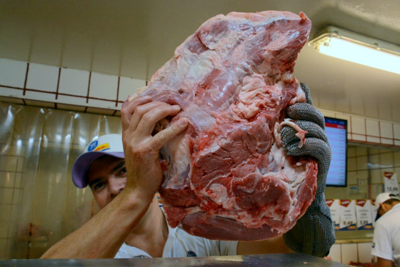 Nos açougues os cortes de carne bovina estão com custos menores desde o início do ano - Foto: Gerson Oliveira / Correio do Estado