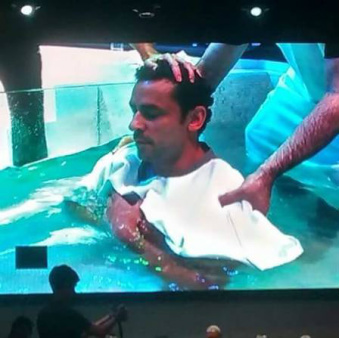 Após gol e vitória no final de semana, atacante Fred é batizado em Igreja Evangélica, no Rio