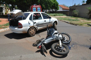 Acidente entre carro e moto termina com duas pessoas feridas no Santa Fé Veículos colidiram em cruzamento no Bairro Santa Fé, deixando duas pessoas feridas. (Foto: Marcelo Calazans)