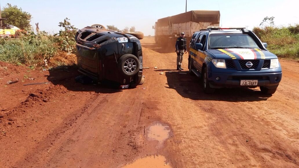 Traficante tenta fugir e capota carro na BR-060 em Sidrolândia