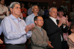 Governador André Puccinelli ao lado do ministros dos transportes, Paulo Sérgio Passos e do diretor geral da ANTT, Jorge Luiz. (Foto: Marcos Ermínio)