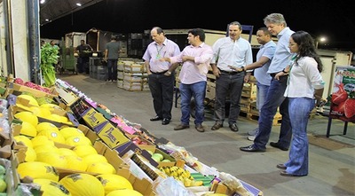 O secretário Jaime Verruck, da Semagro, madrugou na Ceasa de MS, na Capital, acompanhado pelo diretor-presidente da Agraer, André Nogueira, e o superintendente Rogério Beretta a fim de pegar o horário de pico das atividades do local. A observação de campo vai contribuir na elaboração de propostas para melhoria do estabelecimento em prol dos produtores e da freguesia já cativa

