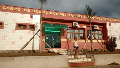 Vitória na chegada ao 1º GBPM, em Campo Grande (MS) (Foto: Corpo de Bombeiros/Divulgação)
