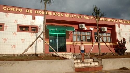 Sonho de ser bombeiro, menina escreve carta para quartel de MS, ganha visita e passeio em viatura Vitória na chegada ao 1º GBPM, em Campo Grande (MS) (Foto: Corpo de Bombeiros/Divulgação)