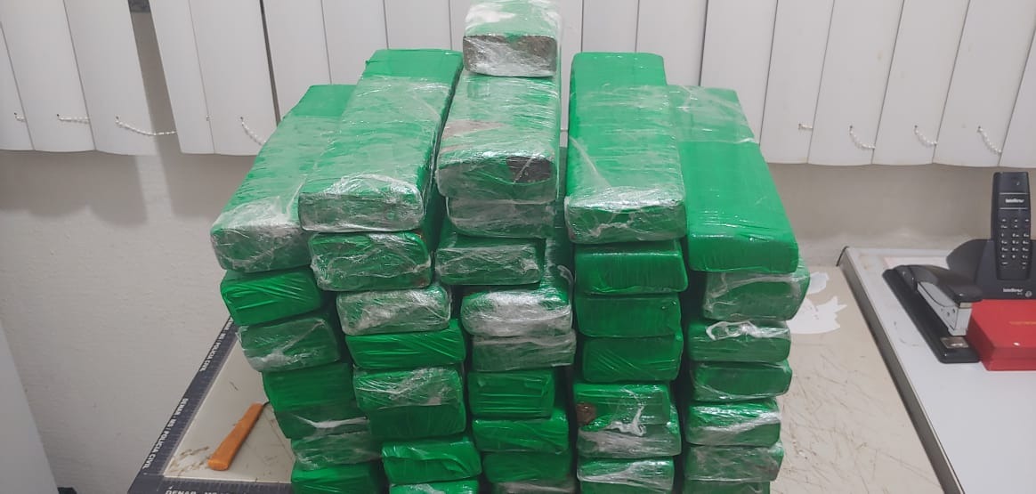 Dois são presos com 40 tabletes de maconha no Jardim Itália PM/Divulgação