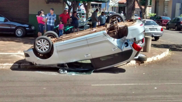Após batida, carro capota na Major Capilé Veículo perdeu uma das rodas - Foto: WhatsApp
