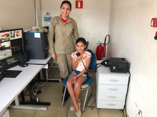 Menina conhecendo todos os setores da corporação em Campo Grande (MS) (Foto: Corpo de Bombeiros/Divulgação)
