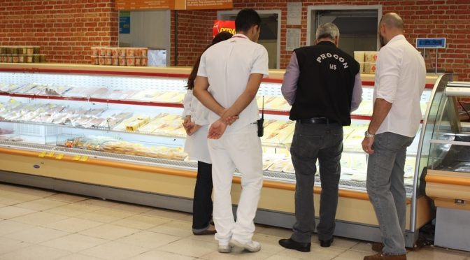 Procon estadual autua estabelecimentos comerciais em Campo Grande Procon realizou fiscalização em supermercado. Divulgação/Procon