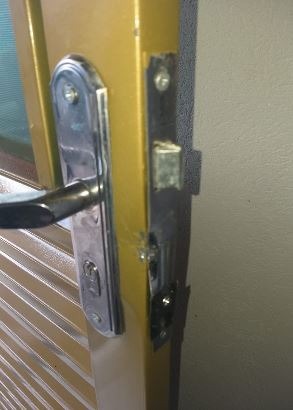 Porta da casa arrombada pelo ladrão. Divulgação