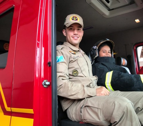 Sonho de ser bombeiro, menina escreve carta para quartel de MS, ganha visita e passeio em viatura Dentro da viatura de incêndio para dar uma volta por Campo Grande (MS) (Foto: Corpo de Bombeiros/Divulgação)