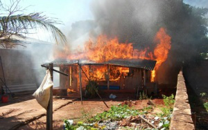 Incêndio destrói casa de madeira no MS Fogo tomou conta e consumiu casa de madeira em Nova Andradina - Foto: Germino Roz/Nova News