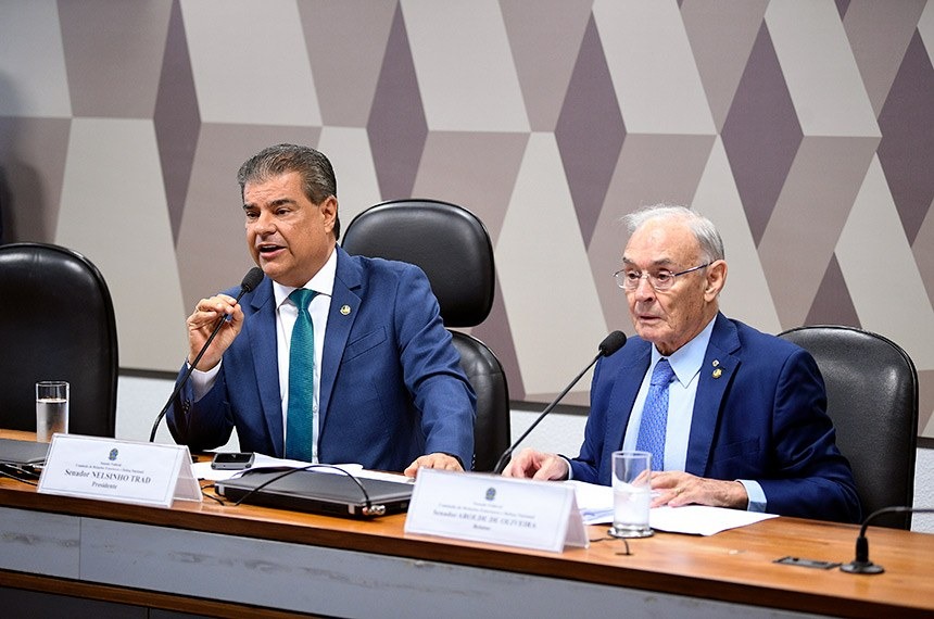Reforma da carreira e da previdência militar é aprovada na CRE e vai ao Plenário O presidente da comissão, Nelsinho Trad, e o relator do projeto, Arolde de Oliveira. Pedro França/Agência Senado