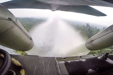 A Força Aérea Brasileira (FAB) emprega, desde ontem (24), duas aeronaves C-130 Hércules no combate aos focos de incêndio na Amazônia, partindo de Porto Velho (RO). - Divulgação/FAB