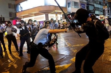 Manifestantes revidaram ação da polícia
Tyrone Siu/Reuters 