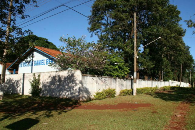 Área em frente à escola pode ser utilizada para a construção de vagas de estacionamento. (Foto: Divulgação).
