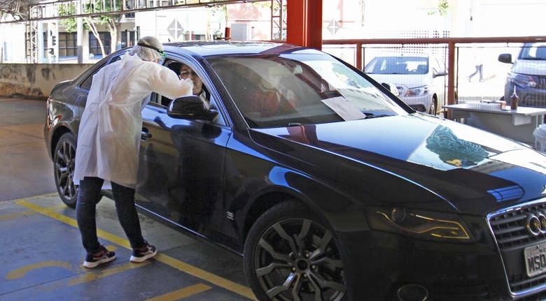Drive-thru em Dourados realiza 17 testes no primeiro dia de atendimento Saul Scharmann