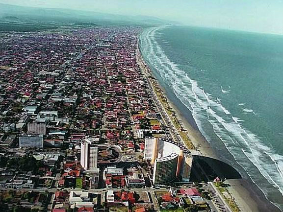 Peruíbe (SP) Tem de tudo para agradar ao visitante... até rota de ETs! Vista aérea de Peruíbe