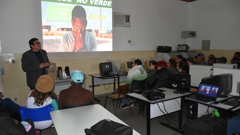 Escola municipal recebe palestra sobre educação financeira